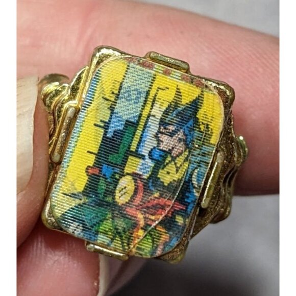 Vintage 60s Batwoman Collectible Lenticular Flicker/Flash Ring - Picture 12 of 16